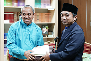 16 Perpustakaan Institusi Pendidikan Terima Wakaf Buku