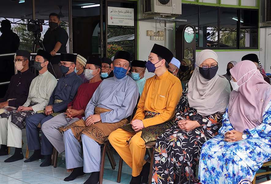 Penolong Mufti (Buhuth) Menyampaikan Agihan Daging Korban Anjuran BIBD