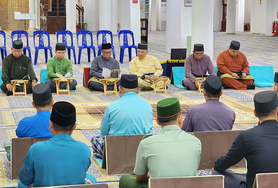 Penolong Mufti (Buhuth) Menyampaikan Sijil Tauliah Amil bagi Tahun 1444-1445H/2023-2024M